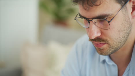 Retrato-Concentrado-De-Un-Hombre-De-Negocios-Trabajando-En-La-Computadora