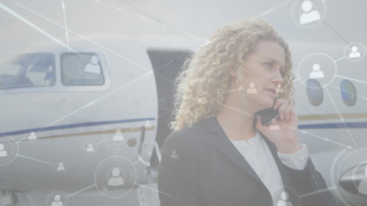 animación de una red de conexiones sobre una mujer de negocios caucásica hablando por teléfono inteligente