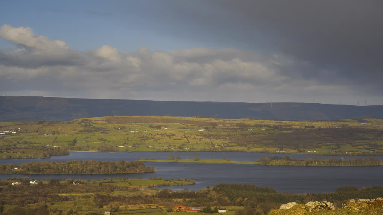 아일랜드에서 낮 동안 농촌 농업 자연 풍경의 시간 경과