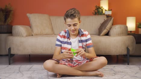 un niño jugando con un cubo de inteligencia.