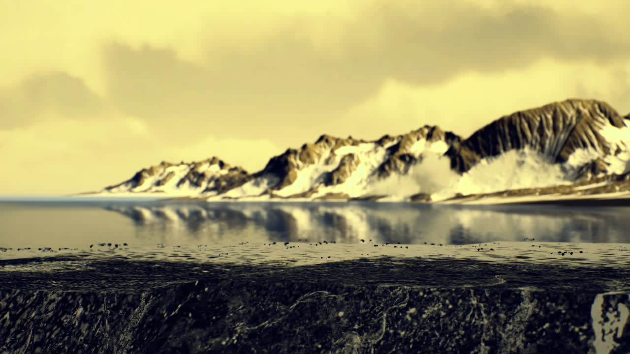 снежный горный хребет отражается в спокойной воде в золотой час