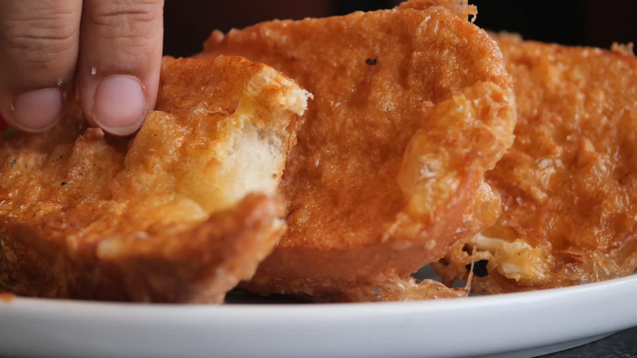 접시 위에 있는 프랑스 토스트