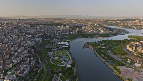 Istanbul-Türkei-Luftbild-V33-Panoramische-Schwenkansicht,-Die-Die-Städtische-Wasserstraße-Des-Goldenen-Horns-Und-Das-Stadtbild-Der-Innenstadt-über-Eyüpsultan-Und-Beyoğlu-Bei-Sonnenaufgang-Erfasst-–-Aufgenommen-Mit-Mavic-3-Cine-–-Juli-2022