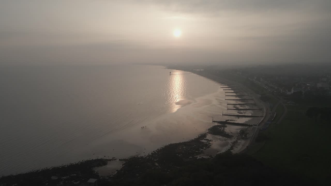 겨울 공중 4k 영상에서 일몰의 도버코트 해변