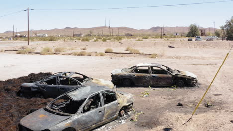 Coches-Destruidos-Esparcidos-Por-Las-Secuelas-De-La-Explosión-De-Una-Gasolinera-En-El-Desierto