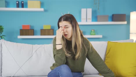 una chica joven con migraña.