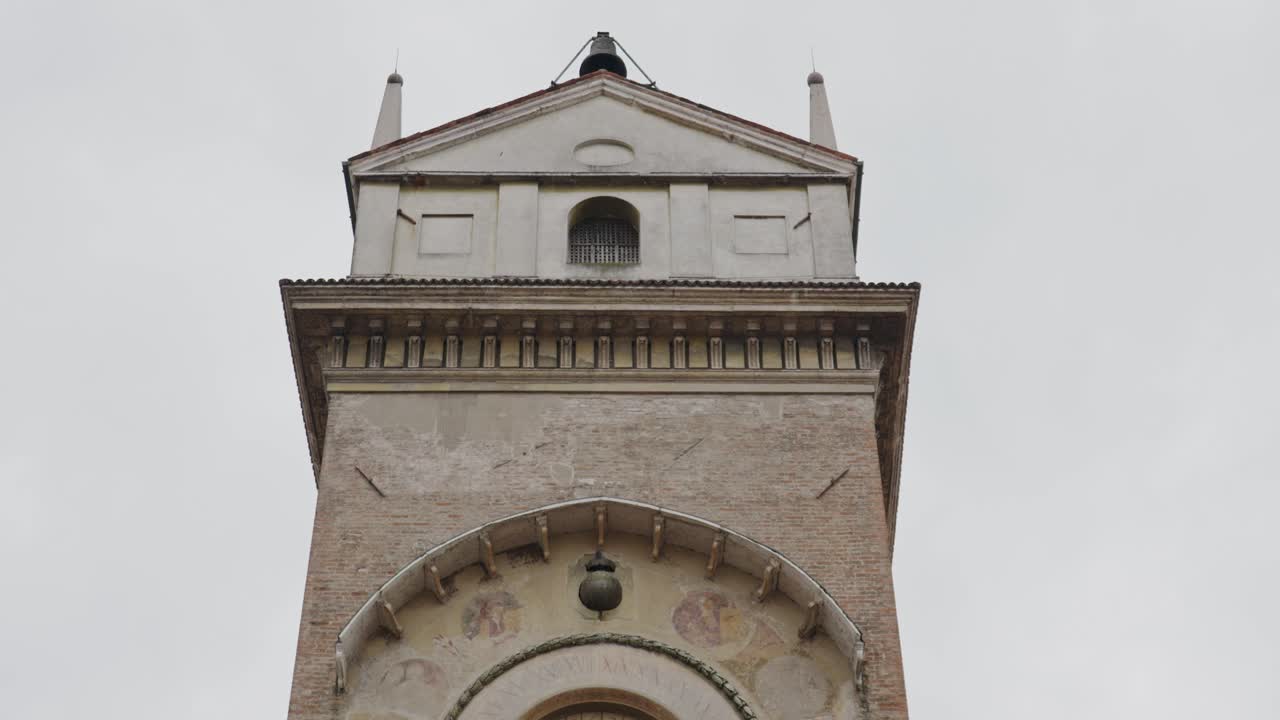 Vista dal basso del Palazzo della Ragione Torre a Mantova, Lombardia, Italia.