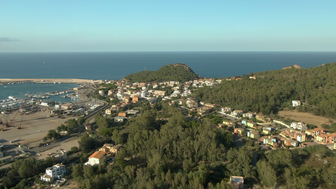 vista aérea de los destinos turísticos de la costa de arbatax cerdeña, pequeño pueblo con puerto para ferry y barco de lujo