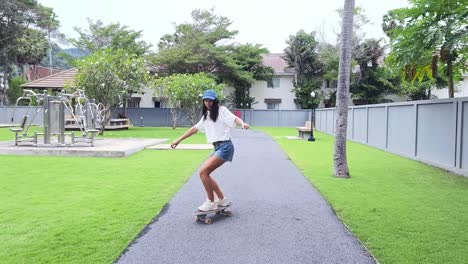 una mujer patinando en un parque.