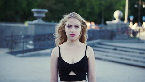 mujer joven en un parque