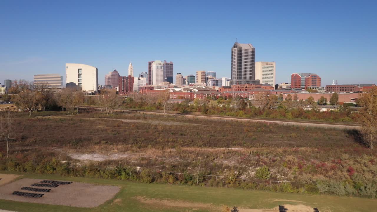 Skyline di Columbus, Ohio, ripresa video drone dal basso verso l'alto