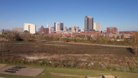 Columbus,-Ohio-Skyline-Drone-Video-Filmado-De-Bajo-A-Alto