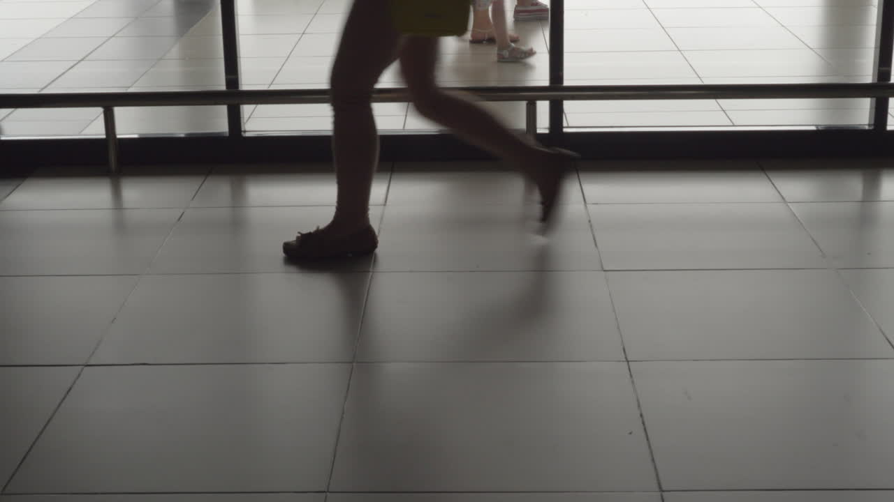 tráfico de personas en el aeropuerto o la estación