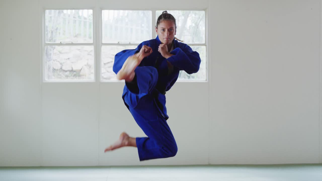 카라테카가 공기를  ⁇ 고