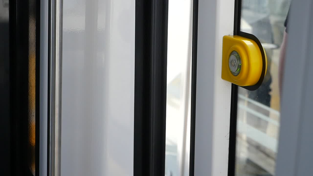 presionar el botón de emergencia en el vehículo de transporte público