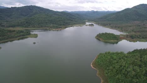 toma aerea del lago y la montaña