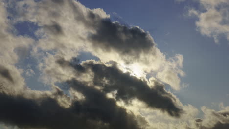 Lapso-De-Tiempo-De-Nubes-Bajas-Que-Cubren-El-Sol-Cuando-El-Clima-Es-Cambiante