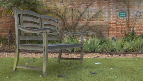 An-empty-garden-bench