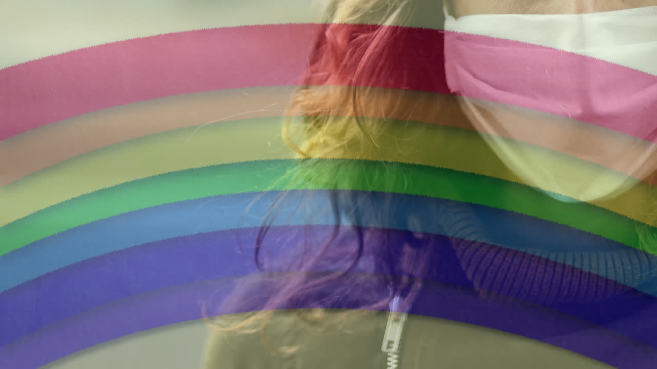 arco iris contra una mujer con una máscara facial