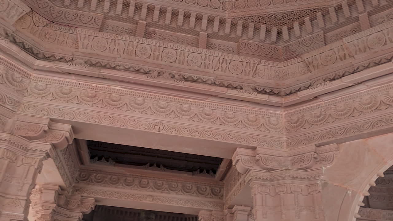 Arquitectura interior de la cúpula del templo Shri Valinath Mahadev Mandir en Guyarat, India, que muestra pilares de piedra tallada, diseño de techo ornamentado, artesanía de templos hindúes, patrimonio espiritual y arco tradicional indio