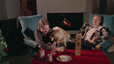 familien-spielabend am kamin zu weihnachten