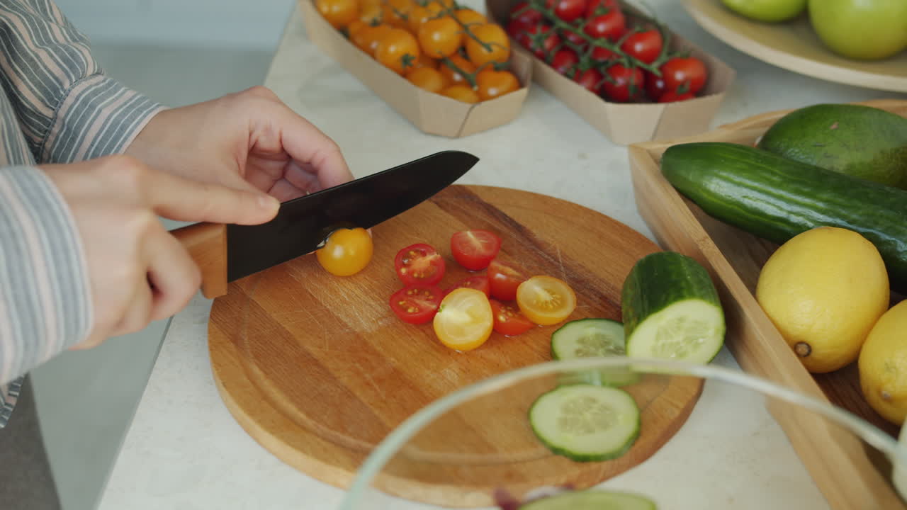 러드 를 위해 채소 를 잘라내는 여자