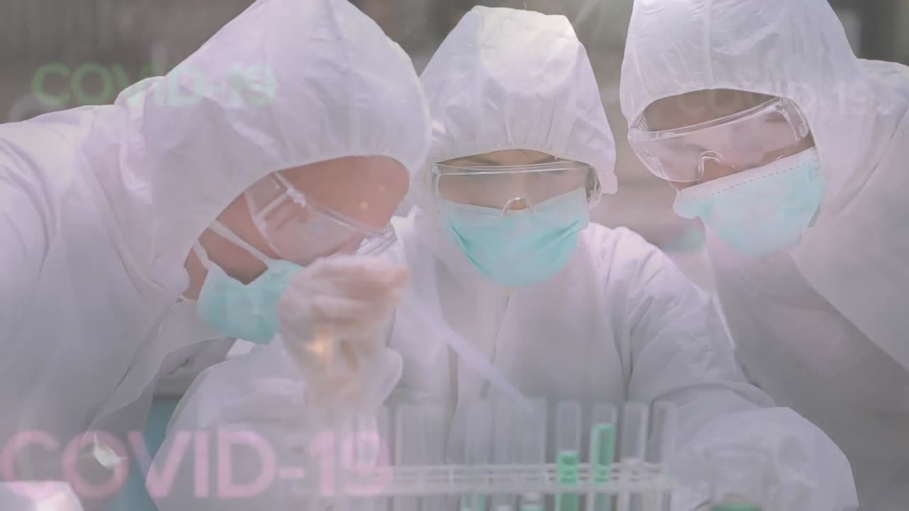 실험실에서 일하는 세 명의 과학자 위에 떠다니는 코로나19 단어의 애니메이션