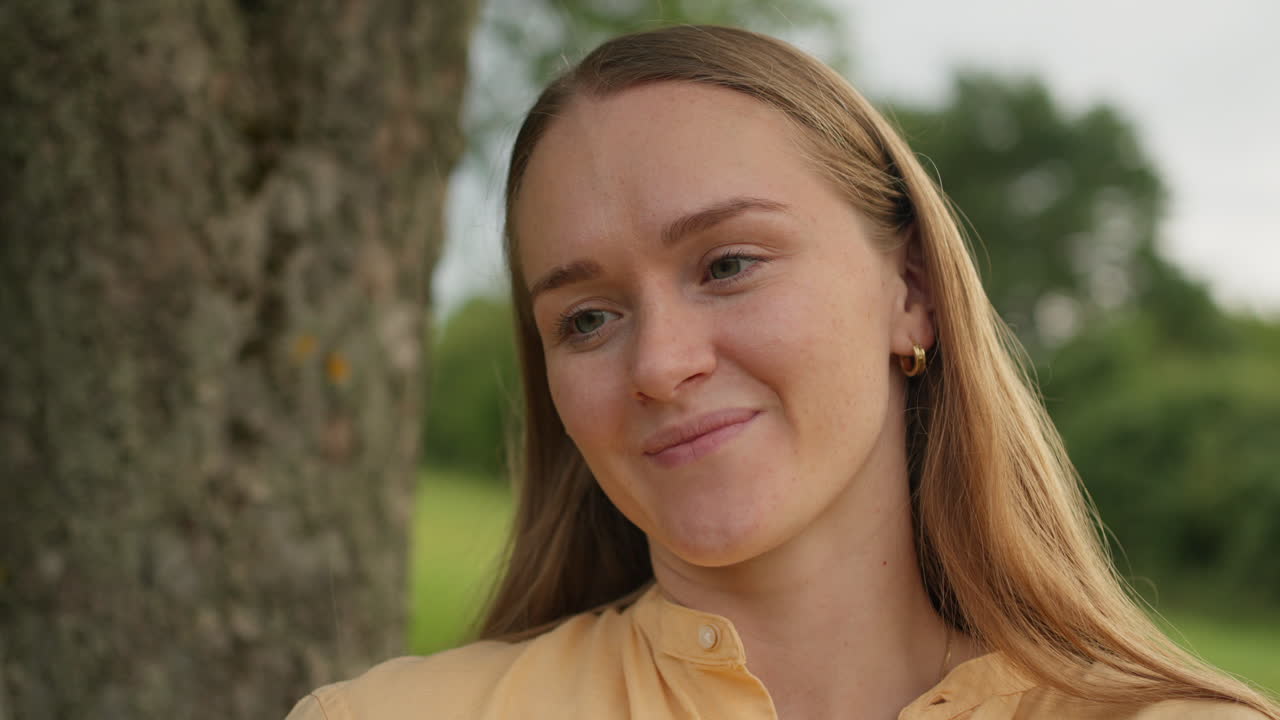 женщина разговаривает по телефону с эмоциями