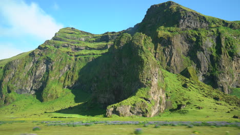 viaje de verano por carretera en vik, al sur de islandia.