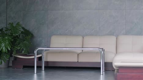buen balcón con sofá de rattan y mesa de café