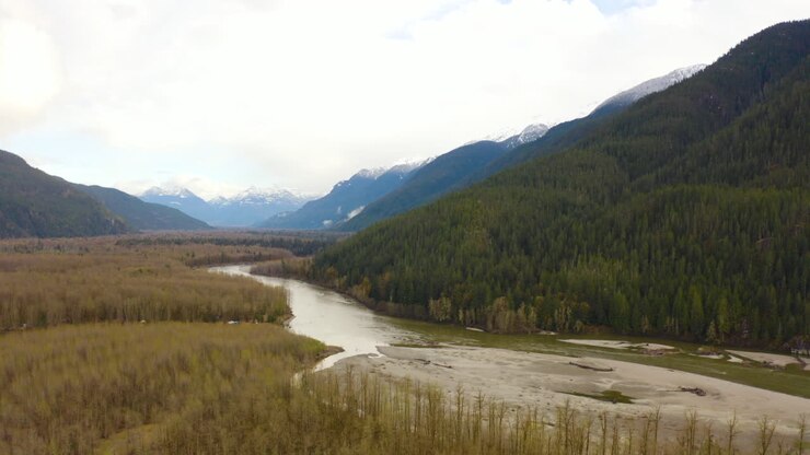 Vista aerea panoramica di una pittoresca valle fluviale di montagna nella natura selvaggia della Columbia Britannica, Canada