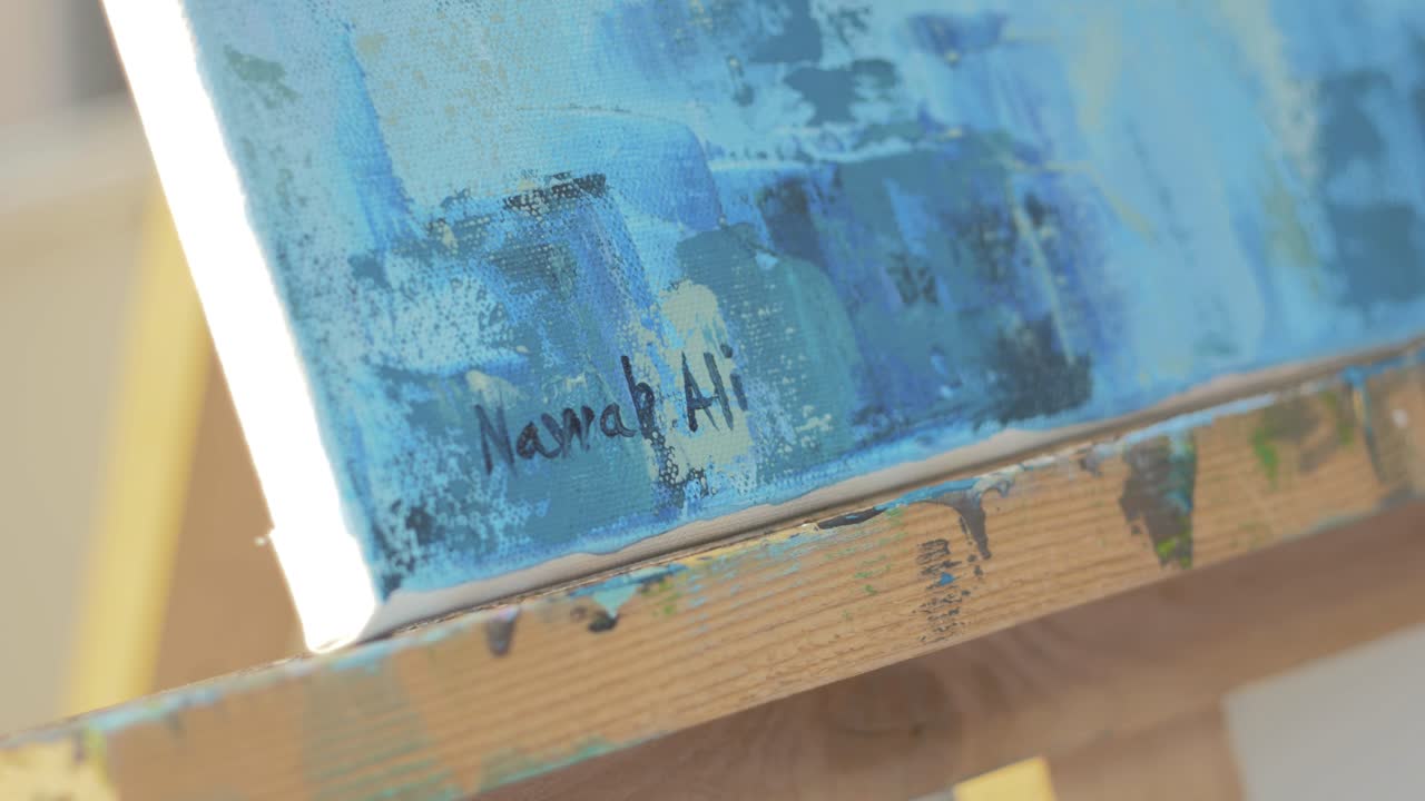 작가는 완성된 그림에 서명을 합니다.