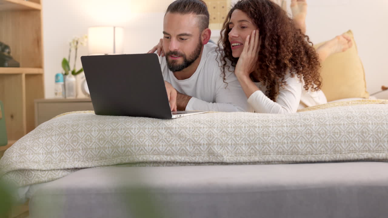 pareja de portátiles, redes sociales