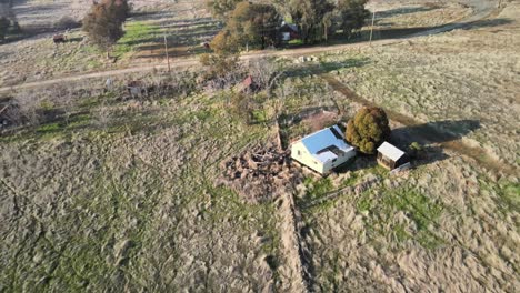 Imágenes-De-Drones-De-Un-Día-Soleado-En-Clarksville,-California,-Ee.uu.,-Moviéndose-Sobre-Edificios-De-Granjas-Y-Pequeñas-Explotaciones-Verdes-Y-Hacia-Una-Carretera-Concurrida-Con-Tráfico-Continuo