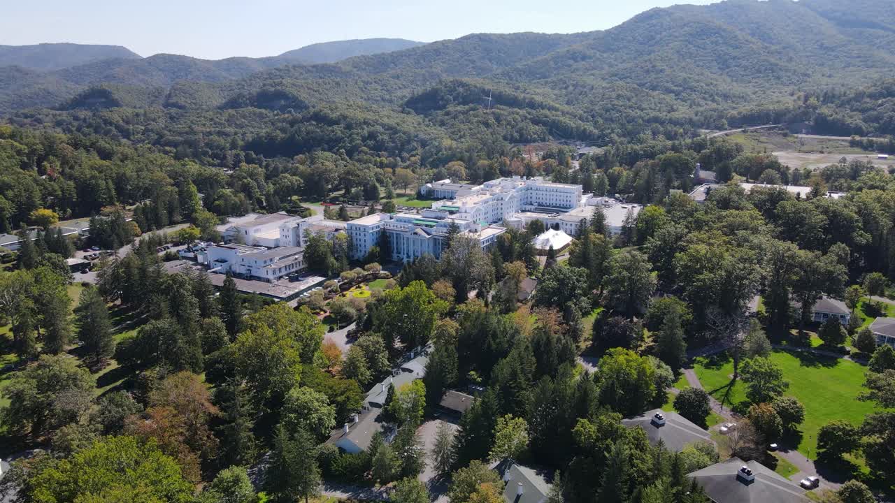 tomada aérea del hotel greenbrier desde el lado norte