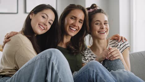 Video-Retrato-De-Tres-Mejores-Amigos-Sonrientes-En-Casa