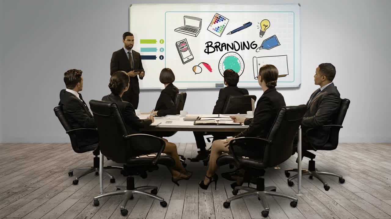 uomo d'affari che fa una presentazione su schermo digitale