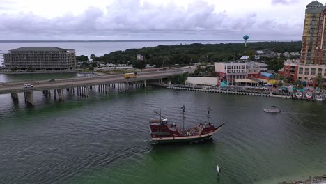 toma aérea lenta de un dron del lado de estribor de un barco pirata que llega al puerto de destin, florida