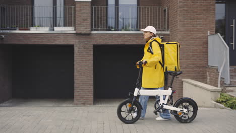 woman on electric bike, doing delivery