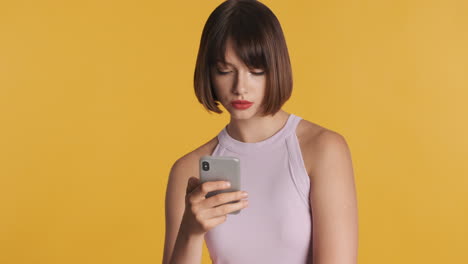 mujer aburrida usando teléfono inteligente