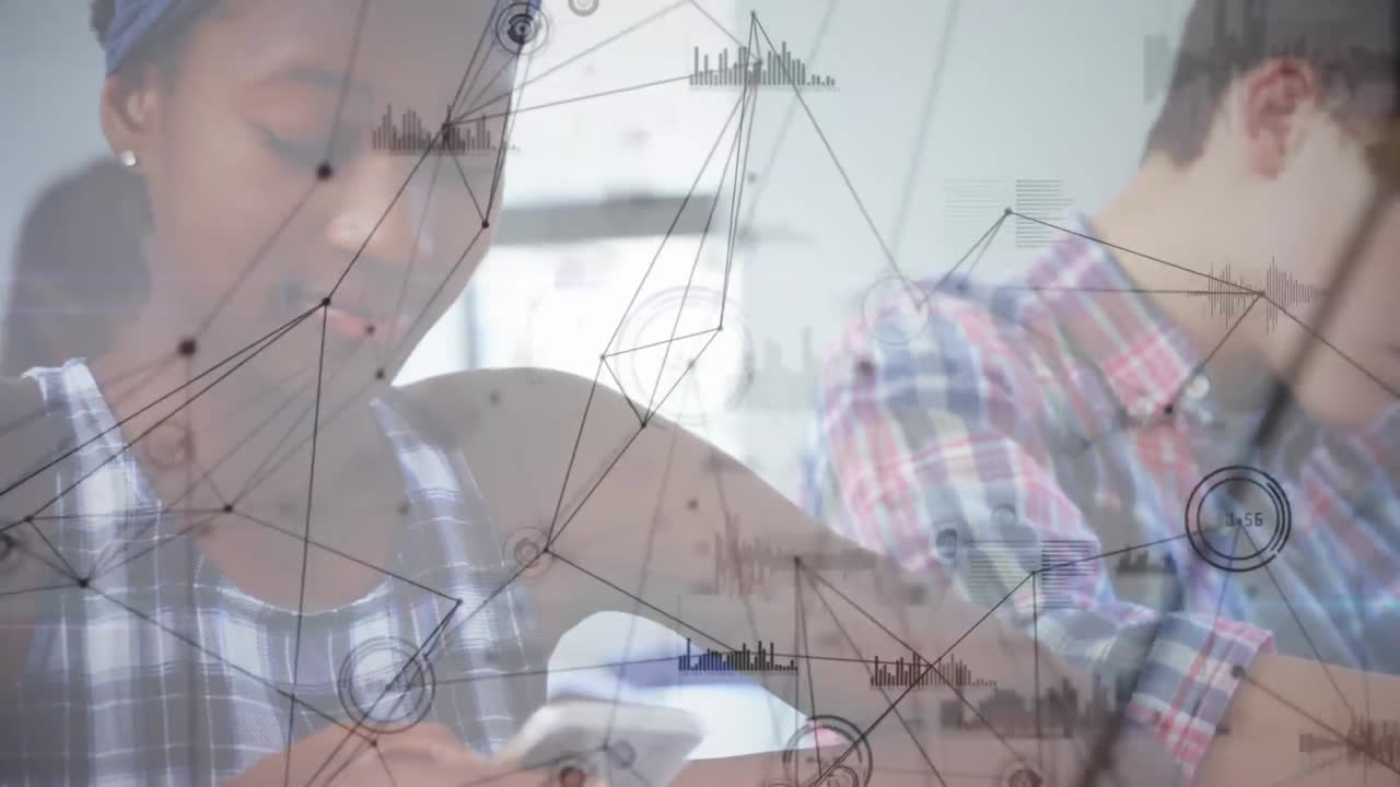 red de conexiones y procesamiento de datos contra estudiantes femeninas que usan teléfonos inteligentes en clase