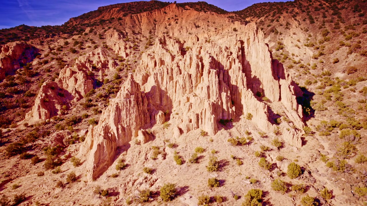 Vista da drone di intricate formazioni rocciose rosse nel Nuovo Messico