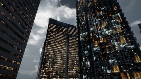 Gläserne-Wolkenkratzer-Bürogebäude-Mit-Dunklem-Himmel