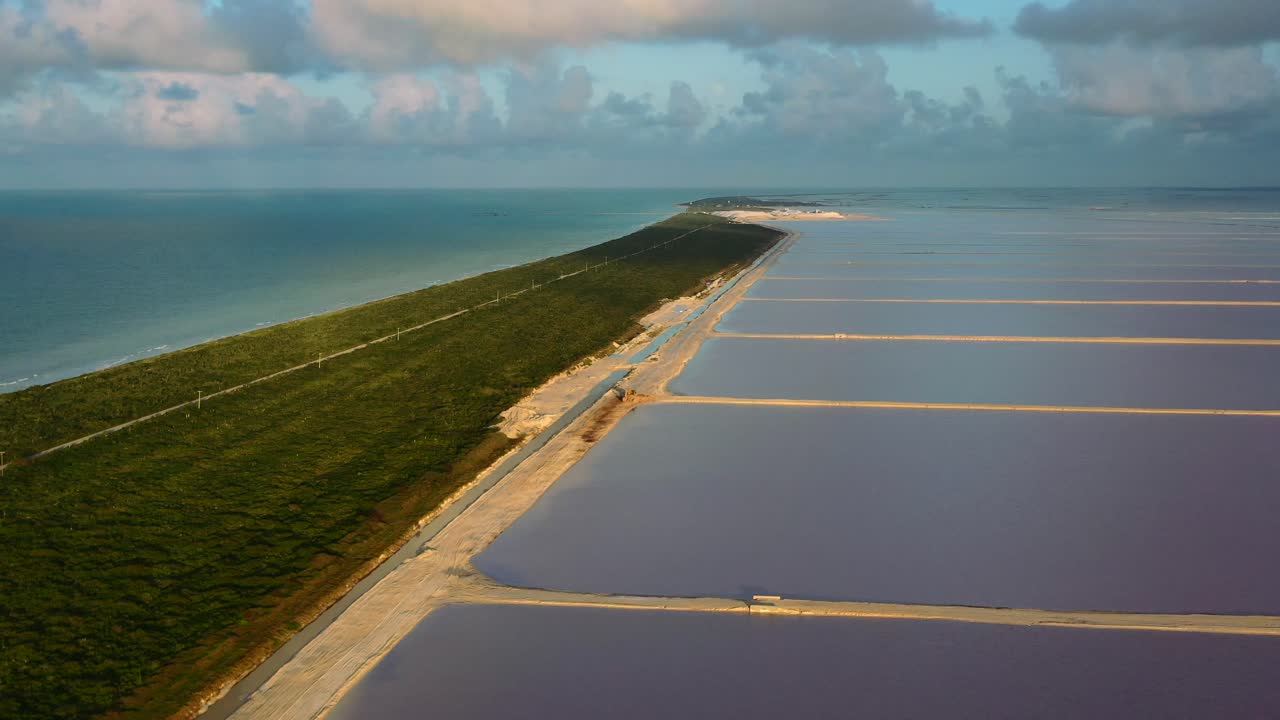 라스 콜로라다스 멕시코의 아름다운 해안선 반도와 분홍 호수가 있는 석양