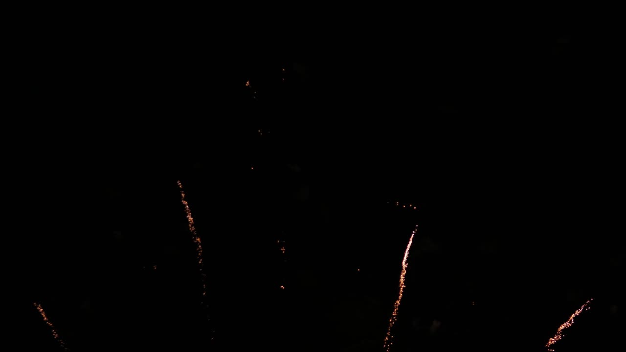 Luce scintillante e colorata che illumina il cielo notturno di una popolare destinazione turistica nel Sud-est asiatico per un Festival Internazionale di Fuochi d'Artificio