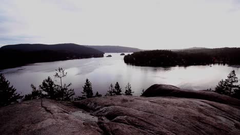 Malerische-Aussicht-Auf-Das-Meer-Und-Den-Wald-Von-Der-Klippe-In-Vancouver,-Schwenk-Aus-Der-Ferne