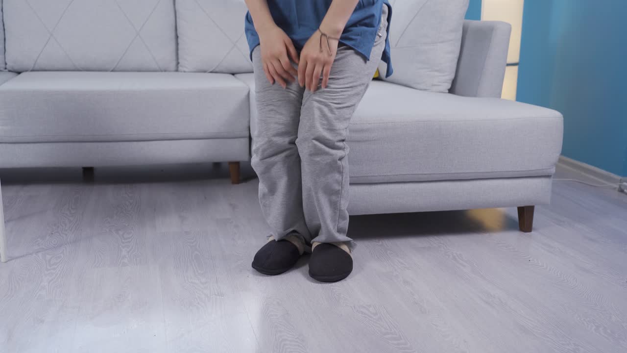 una mujer con zapatillas.