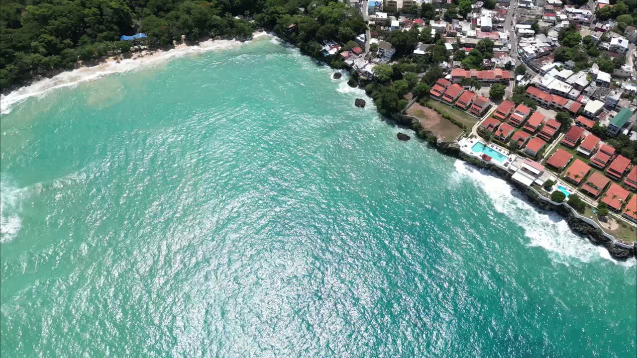 Ripresa statica con drone su una città costiera nella Repubblica Dominicana, vicino alla spiaggia.