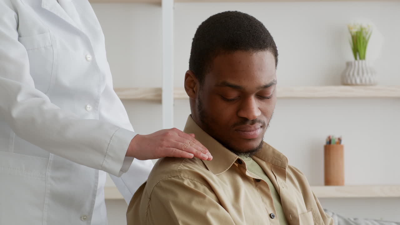 un médico consolando a un paciente