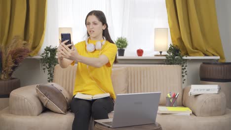 Studentin-Spricht-Unglücklich-Am-Telefon.